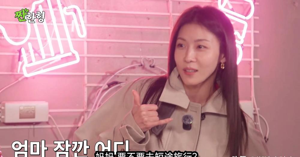 一米七的河智苑，新剧发布会上一身黑裙，瘦得有点撑不住。五年没谈恋爱，六年过去，