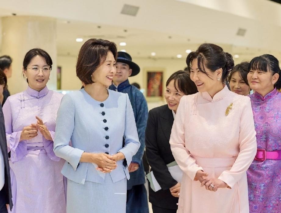 蒙古总统夫人和金惠景女士的年龄，应该不相上下。金惠景胖瘦适中，温婉清雅；蒙古总