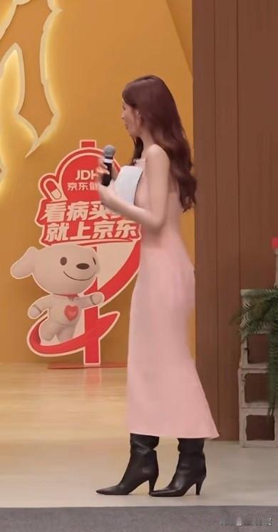 沈梦辰，热搜第一！8月14日，沈梦辰在《披荆斩棘》直播中以一身仙气飘飘的粉色