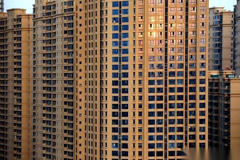 你1万块一平米抢到手的房子，咬着牙还了几年月供，结果一扭头，隔壁新楼盘开盘，卖5