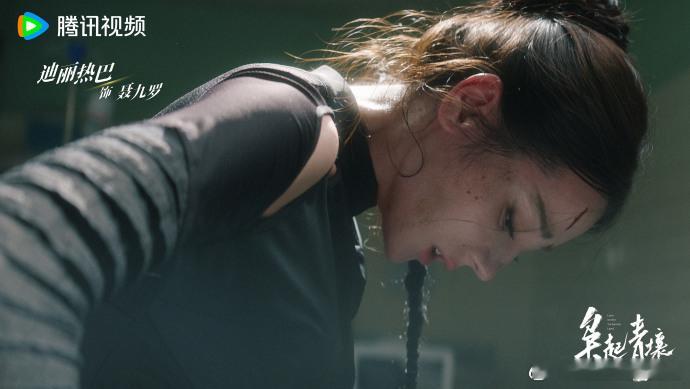 《枭起青壤》这能对吗咱们就是说谁家好人男女主打着打着就亲上了啊完全是懂观众想看什