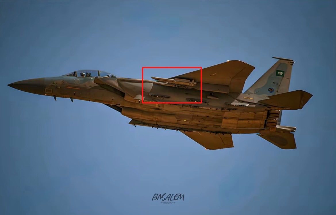 沙特阿拉伯皇家空军的F-15SA开始使用德国IRIS-T空空导弹，这应该是原来给