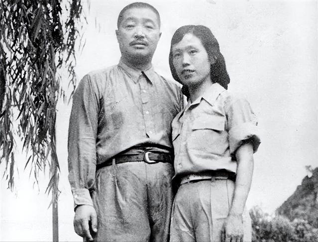 抗日战争胜利，毛主席派贺龙回到晋绥军区，整理部队，准备打仗，贺龙领完任务，驱车就
