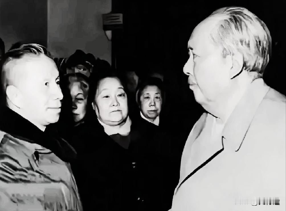 1972年，陈毅元帅追悼会，毛主席在遗像前默立，转身看到了粟裕，手紧紧握在一起，