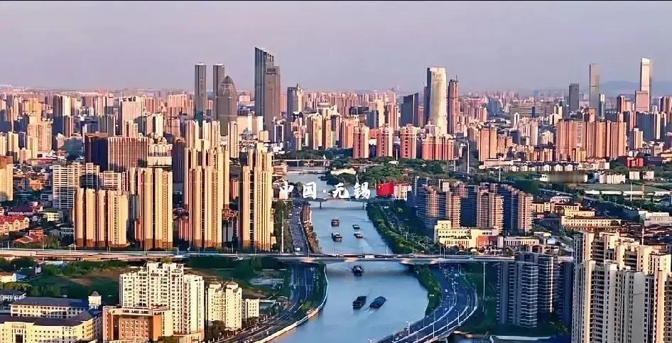 表哥从无锡回来，把那儿夸成一朵花。他说一路开车进市区，没遇上堵成腊肠的高架，两