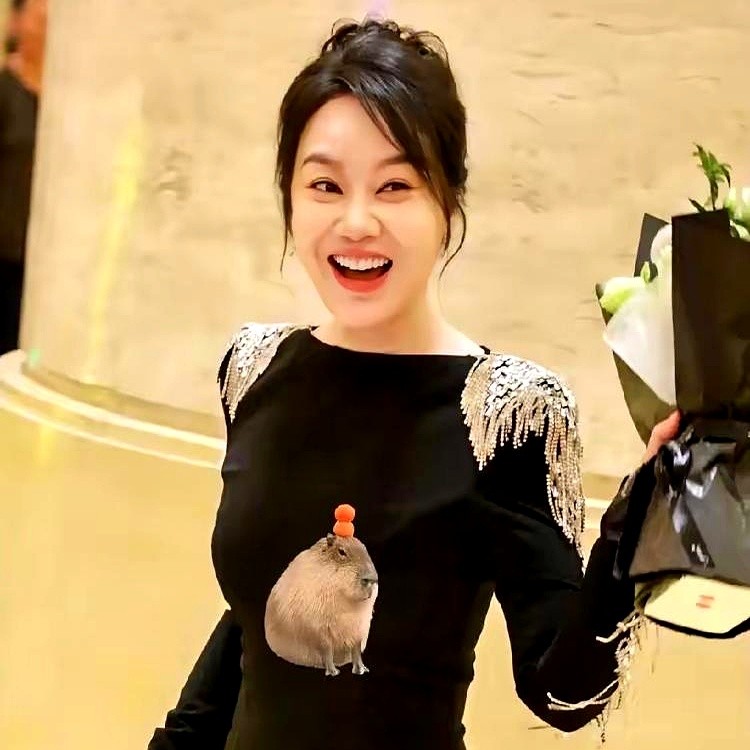 沈梦辰抛出这道“送命题”时，旁边就站着胡歌和杨紫。她问闫妮获奖最先想拥抱谁。这坑挖得太直白，选谁都要