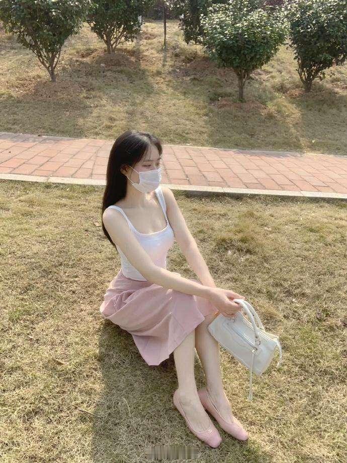 这个天气太适合在公园里逛逛了