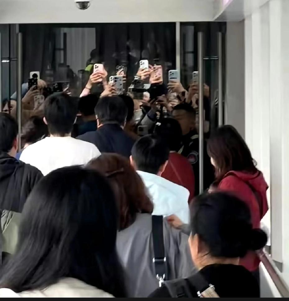 莎莎和楚钦昨日回成都封训路上全程都有各自的主管教练陪伴他们俩总是被围堵没有