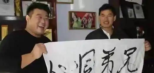 朱之文，被一些骗子，用一件破大衣包装后，成了”草根明星”。当年炒红的都过火了的”