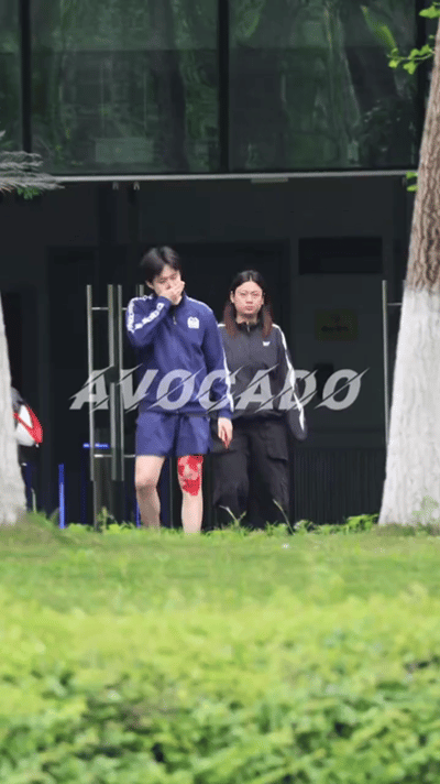 4.22日，头哥和莎姐前后脚去练习体能，看到头哥这腿上的肌贴越贴越大，确实让人