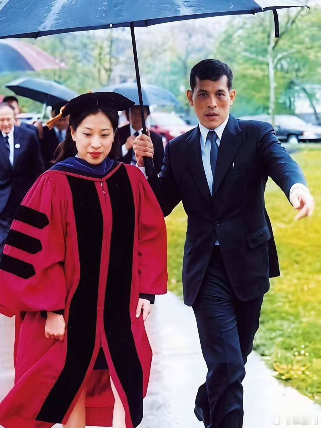 泰国王室🇹🇭帕查拉公主康奈尔大学博士毕业，老爹哇集拉隆功国王为她雨中打伞。