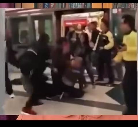 三哥也不知哪儿来的勇气，竟在香港地铁调戏美女。他们以为自己是外国人，是高人一等