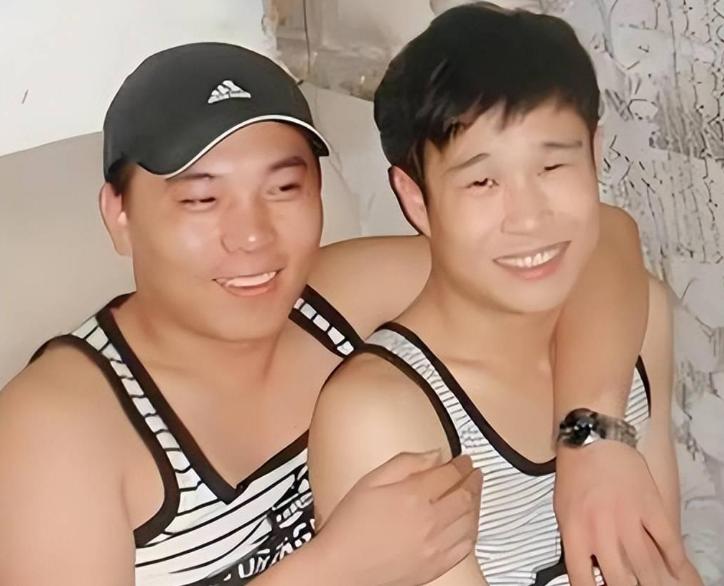 小沈阳每月给哥哥转5万，却被骂不孝。哥哥沈飞直接开直播，晒出银行流水：每月转账雷