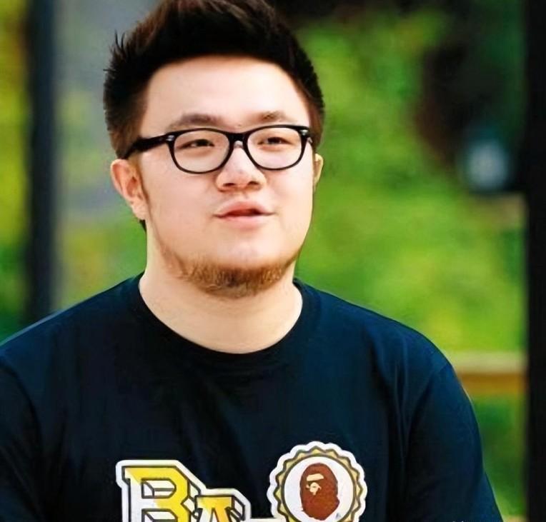 王博谷这女人，不简单。全家福照片里明明笑得温和，转头就能在直播间把话筒怼到对