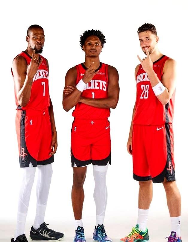 都说家有一老范弗里特坐在板凳尽头，膝盖裹着冰袋，嗓子却比谁都忙，暂停一响就把