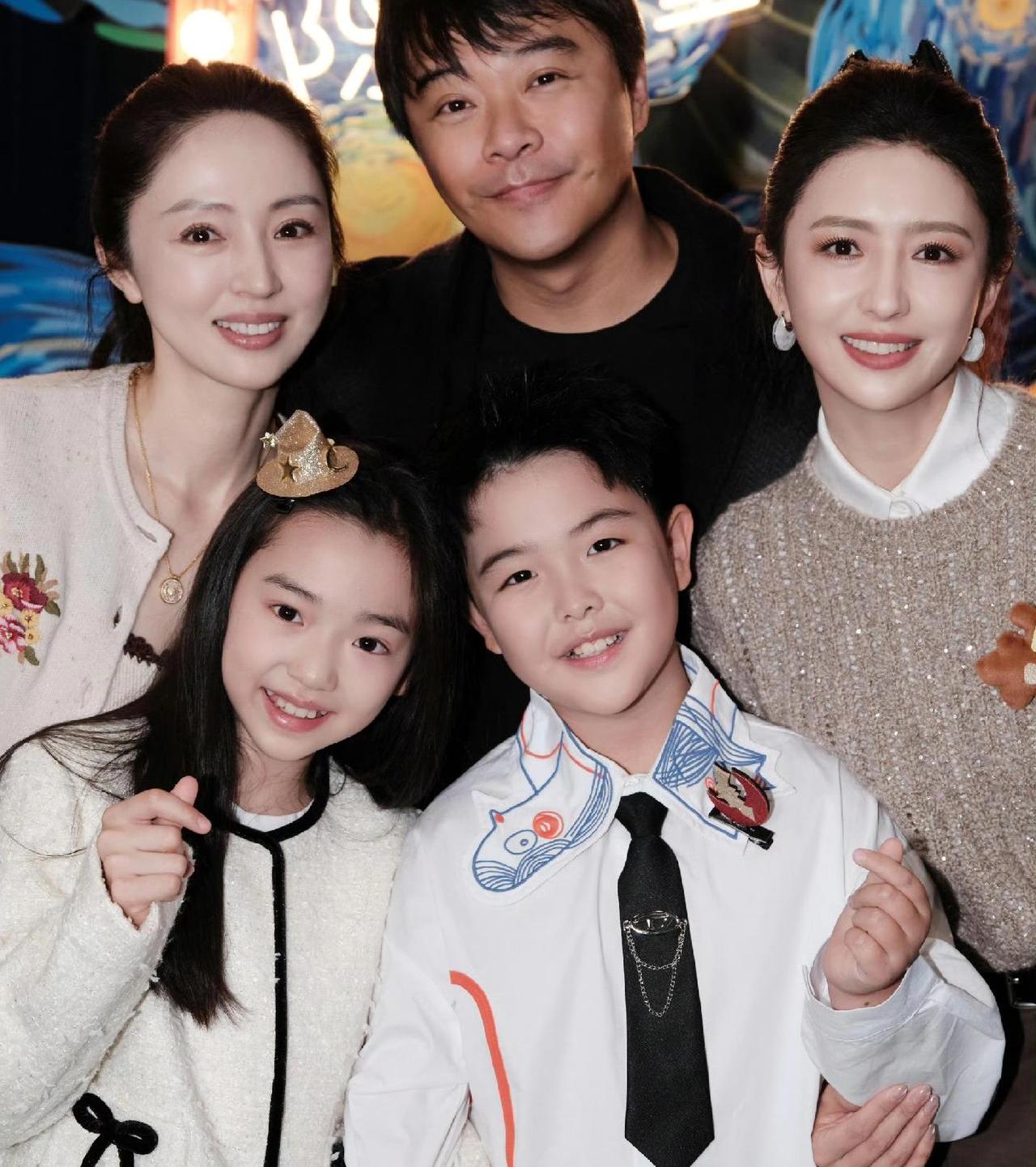 看到陈思成佟丽娅和儿子的生日合照，不由得叹息，如果他们没离婚多好啊！昨天是陈