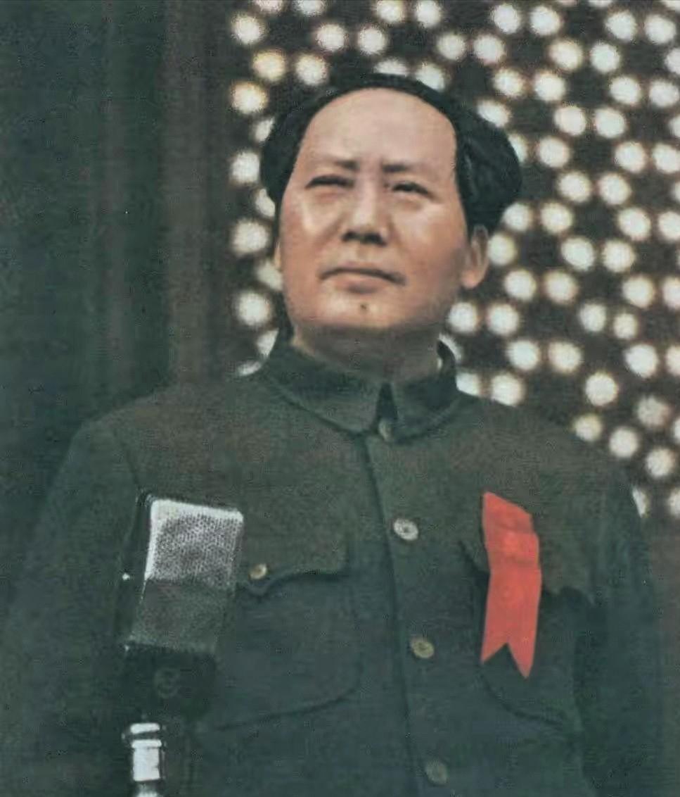 千万不能打美国！听听毛主席是怎么说的！千万不能打美国。当年抗美援朝时，很多人给毛