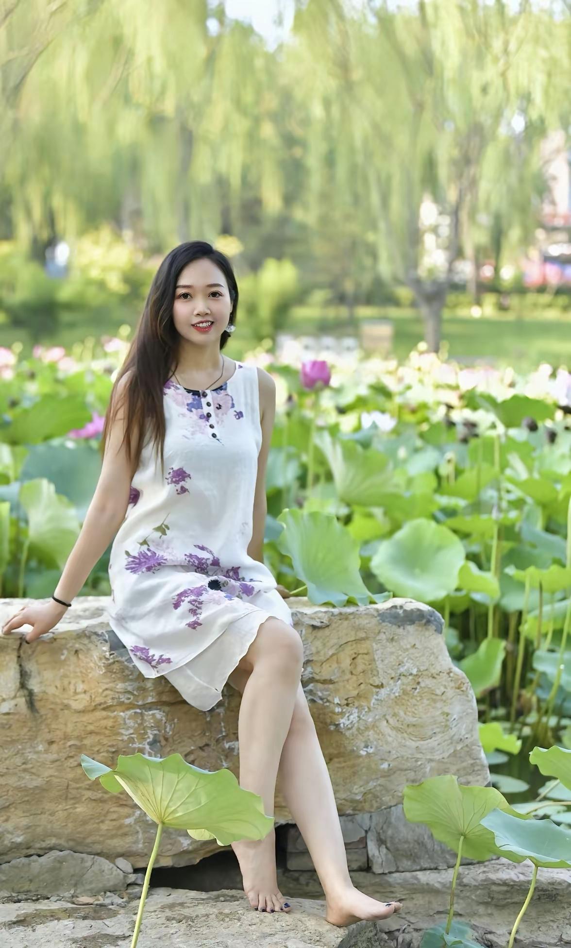 夏日荷塘，清新自然，少女与花共舞