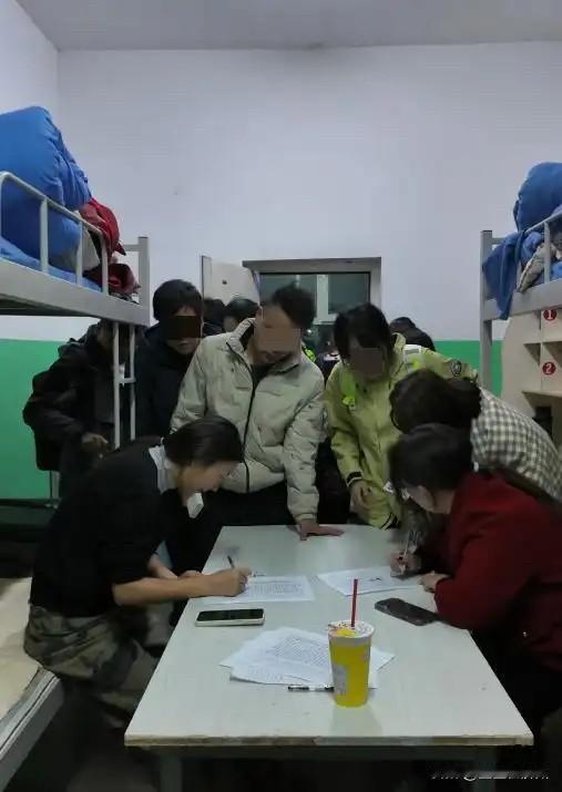 祁连县安排订不到酒店的游客，免费住学生宿舍，但扎心的是，尽管文旅局长……