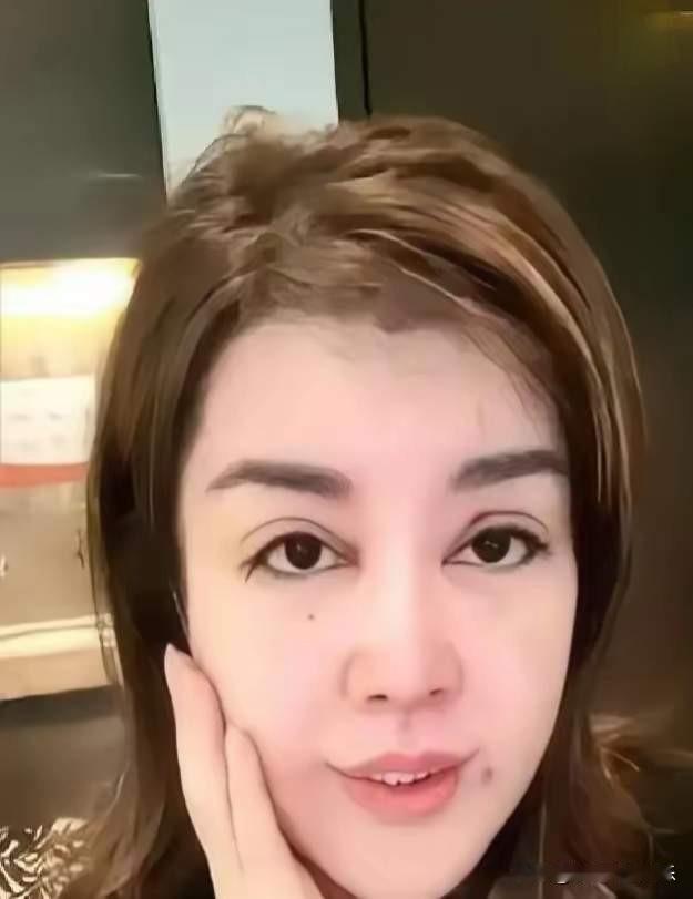 于文红直播哭诉与小男友分手，这种母子恋本来就是各取所需不会长久，我没看见感情只看