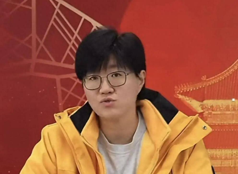 孙颖莎明明感冒了，为何郭炎说：别扯没休息好？我估计郭炎直播的时候，没看莎莎直