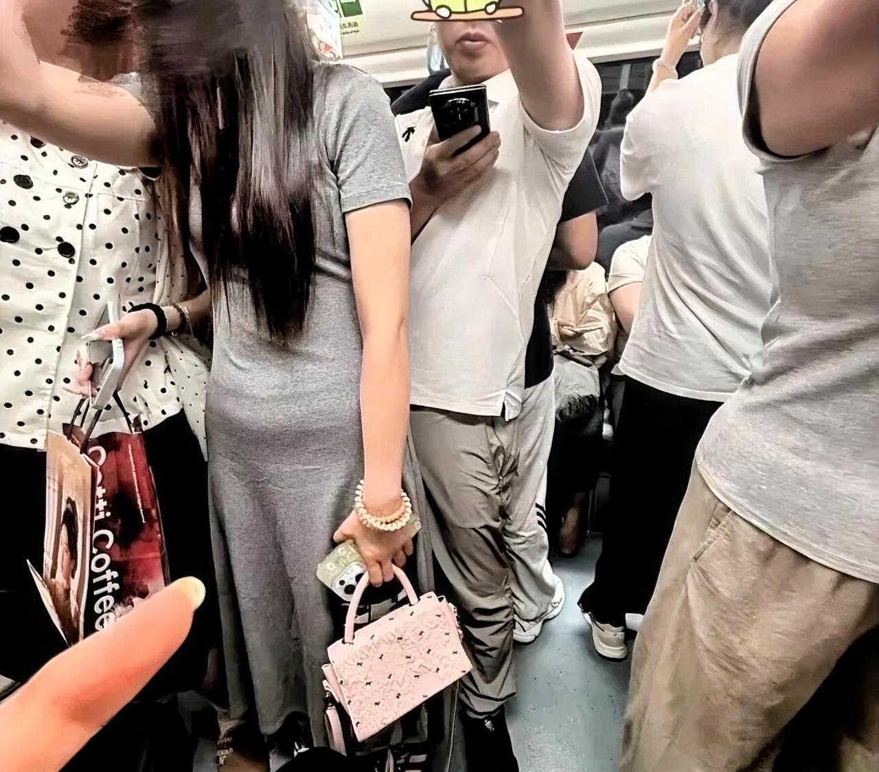 早高峰地铁里，一男的紧贴着女乘客后背站了七八站。女子拍照发网，评论炸锅了。有