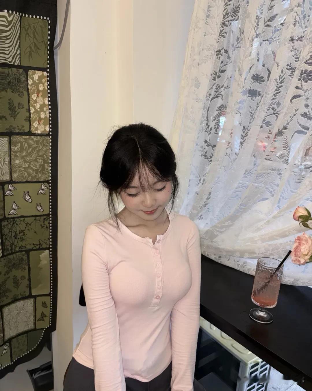 少女感满分公式：微卷发梢藏不住笑意，每一步都踩出青春节拍