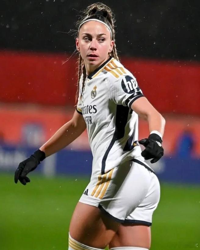 据土耳其媒体FUTA报道，25岁的皇马女足前锋卡斯蒂略接受采访时表达了内心的苦闷