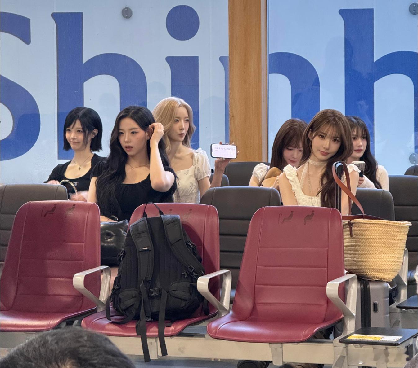 机场偶遇五位美女坐在一起。这是什么女团吗？以你的审美，你觉得谁最美？