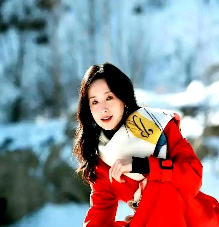 董洁在雪地里卖货，2小时干了1.8个亿！一件1200块的羊绒大衣，她全程没喊