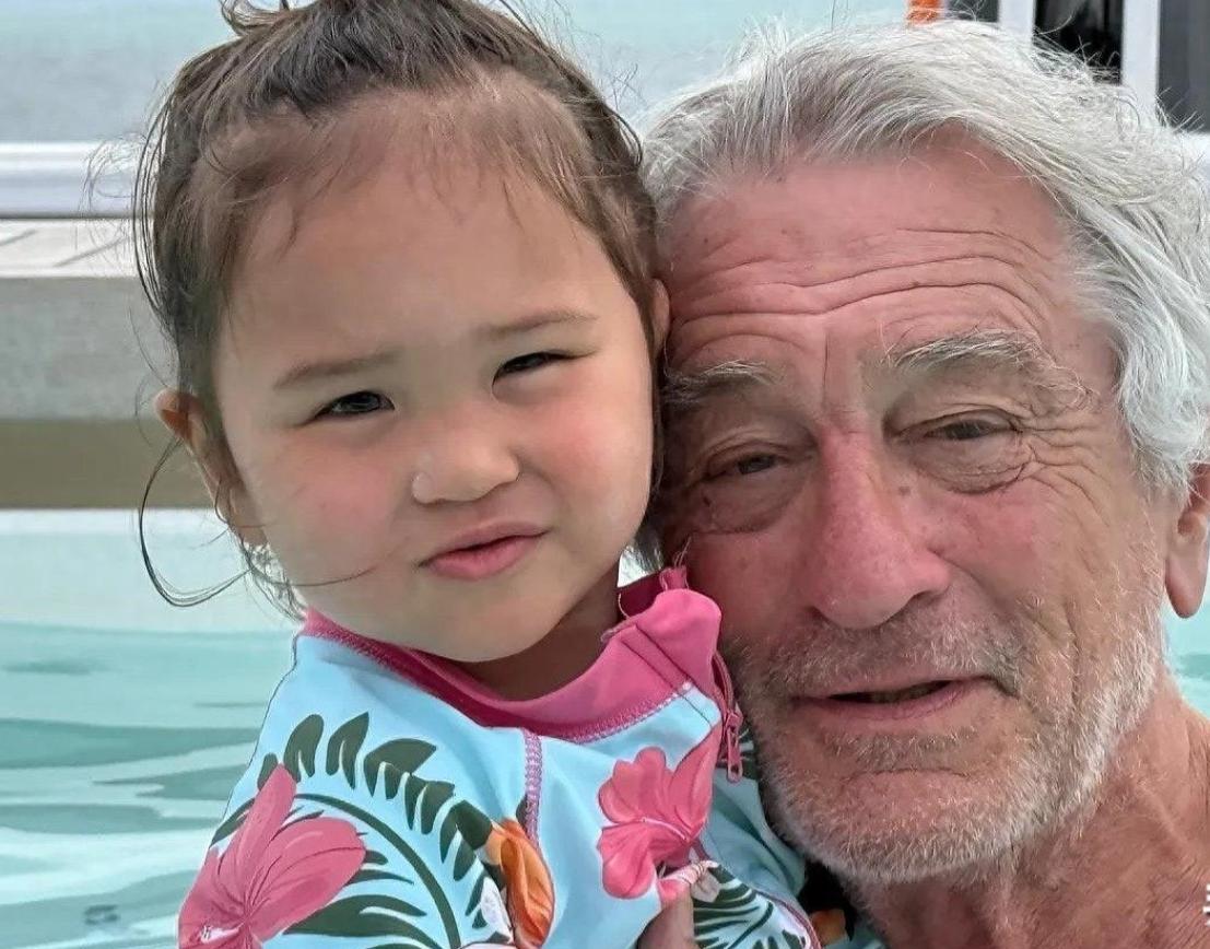 罗伯特德尼罗抱着的小女孩，不是他的孙子，而是他的女儿。前者今年83岁，女儿只