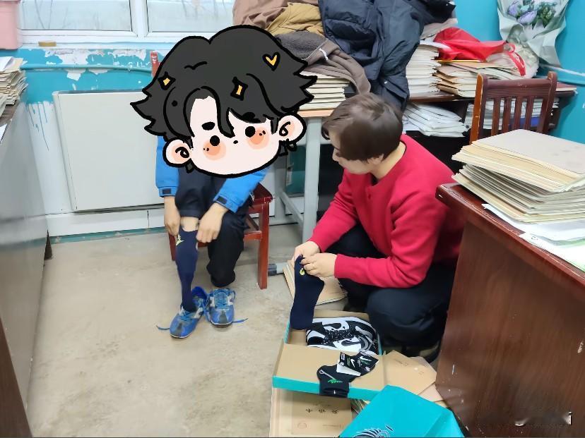 新疆，老师发现寒冬里有一学生连续两天不穿袜子，只穿着一双宽大不合脚的球鞋来上课。