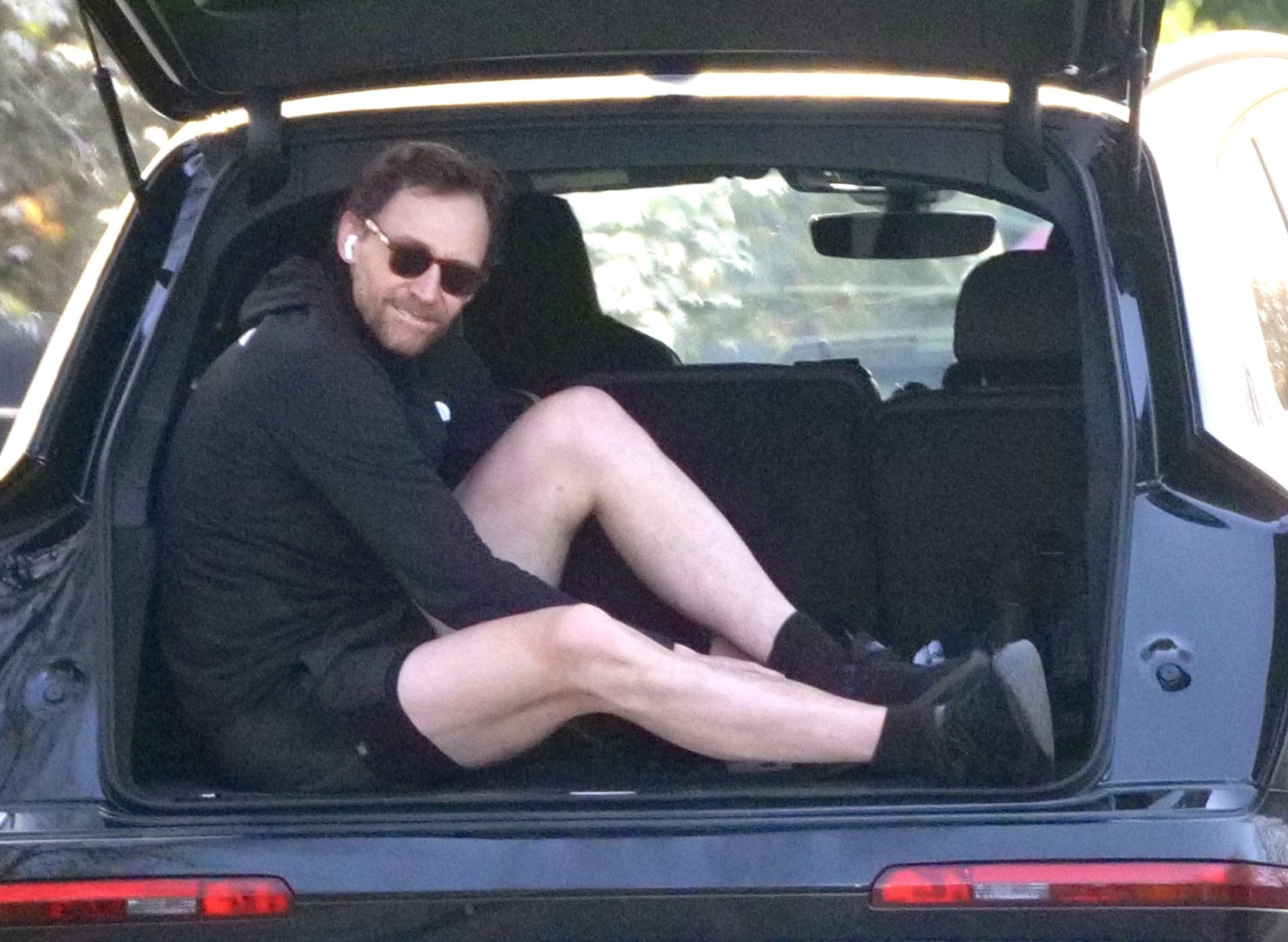 抖森后备箱里摆pose，晒「115公分美腿」！漫威演员「抖森」汤姆·希德勒斯顿（