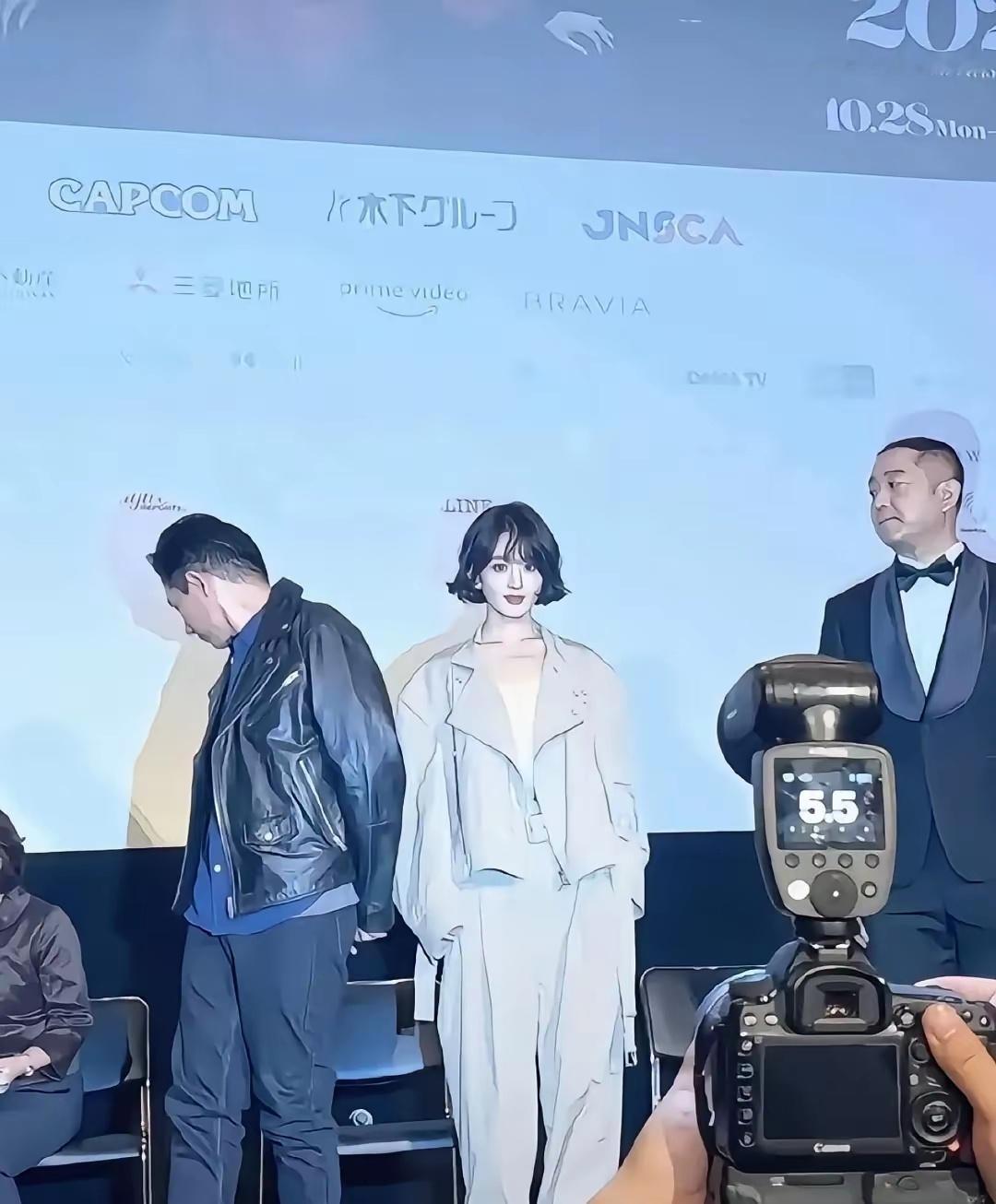 直观感受一下赵丽颖的头有多小！一直觉得她的脸是圆圆的，没想到头身比这么小啊！所以