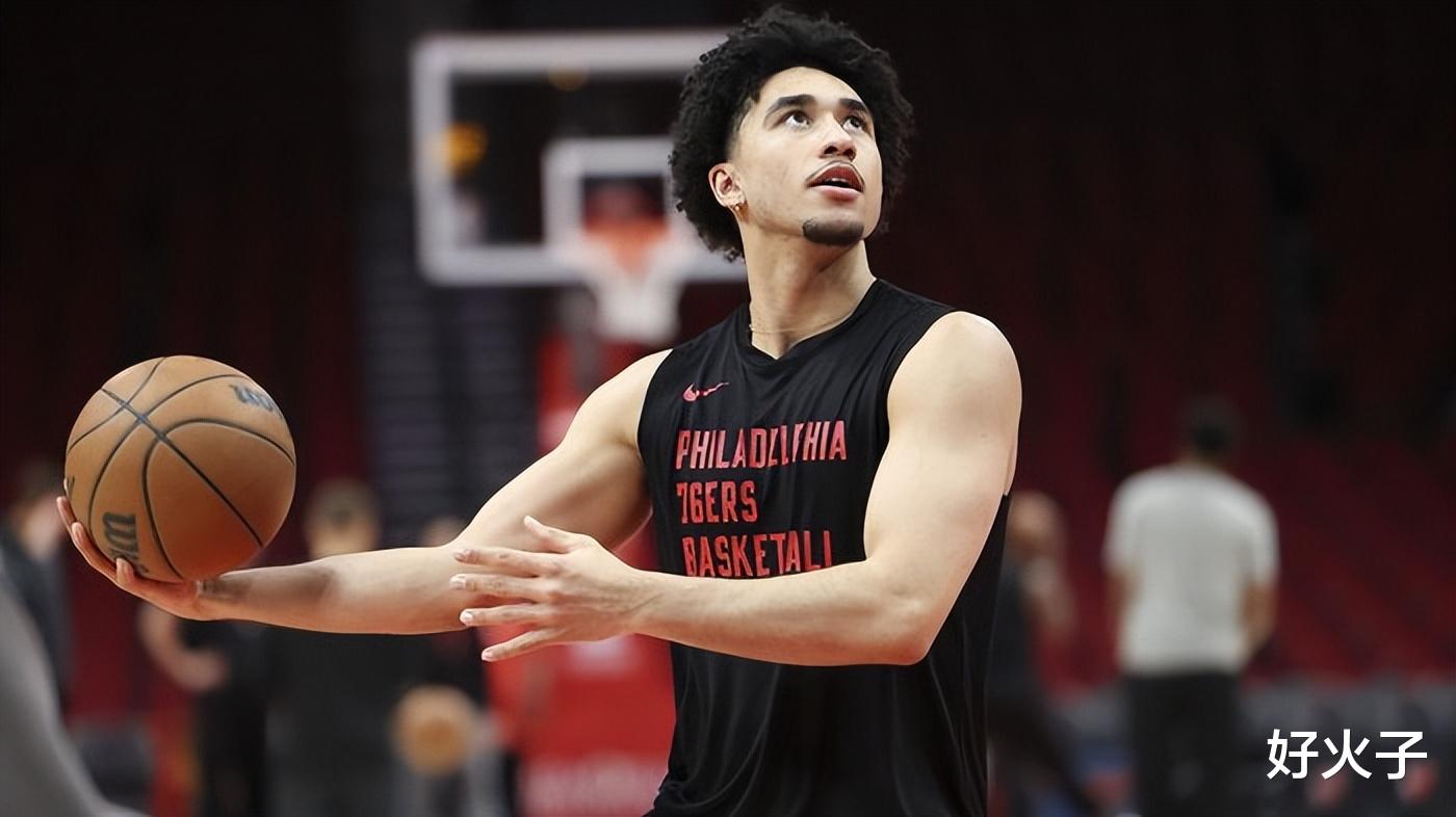 好兄弟,贾里德·麦凯恩与乔尔·恩比德在伤愈期间保持着密切联系