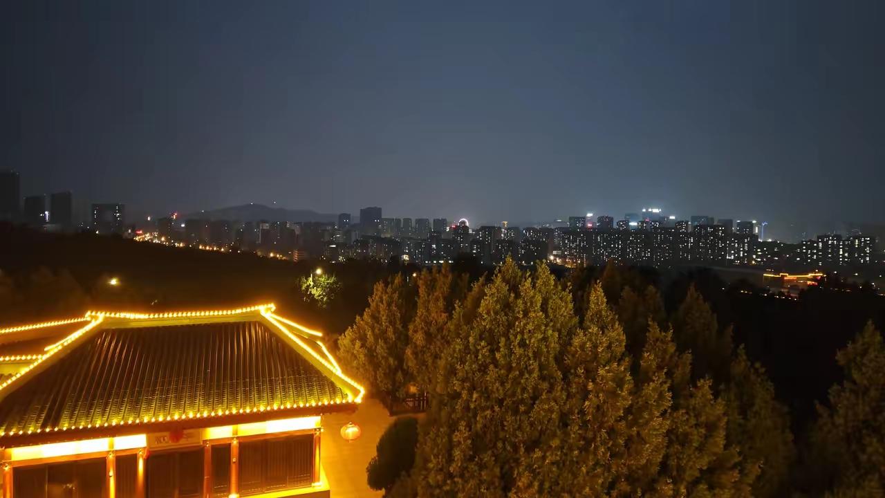 朋友老赵突然不旅游了，他说："跑遍了大半个中国，到头来发现还不如在家楼底下坐一会