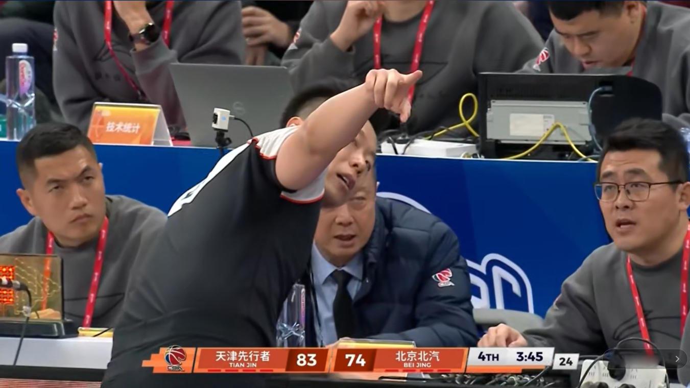 爆冷! 北京男篮末节崩盘, 2大主力紧急驰援, 许利民: 为啥还输?