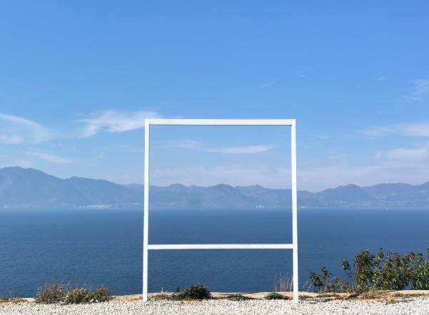 以前哈梅内伊可能才是伊朗国内最大的绥靖派，所以各种裸官都可以睁一只眼闭一只眼，本