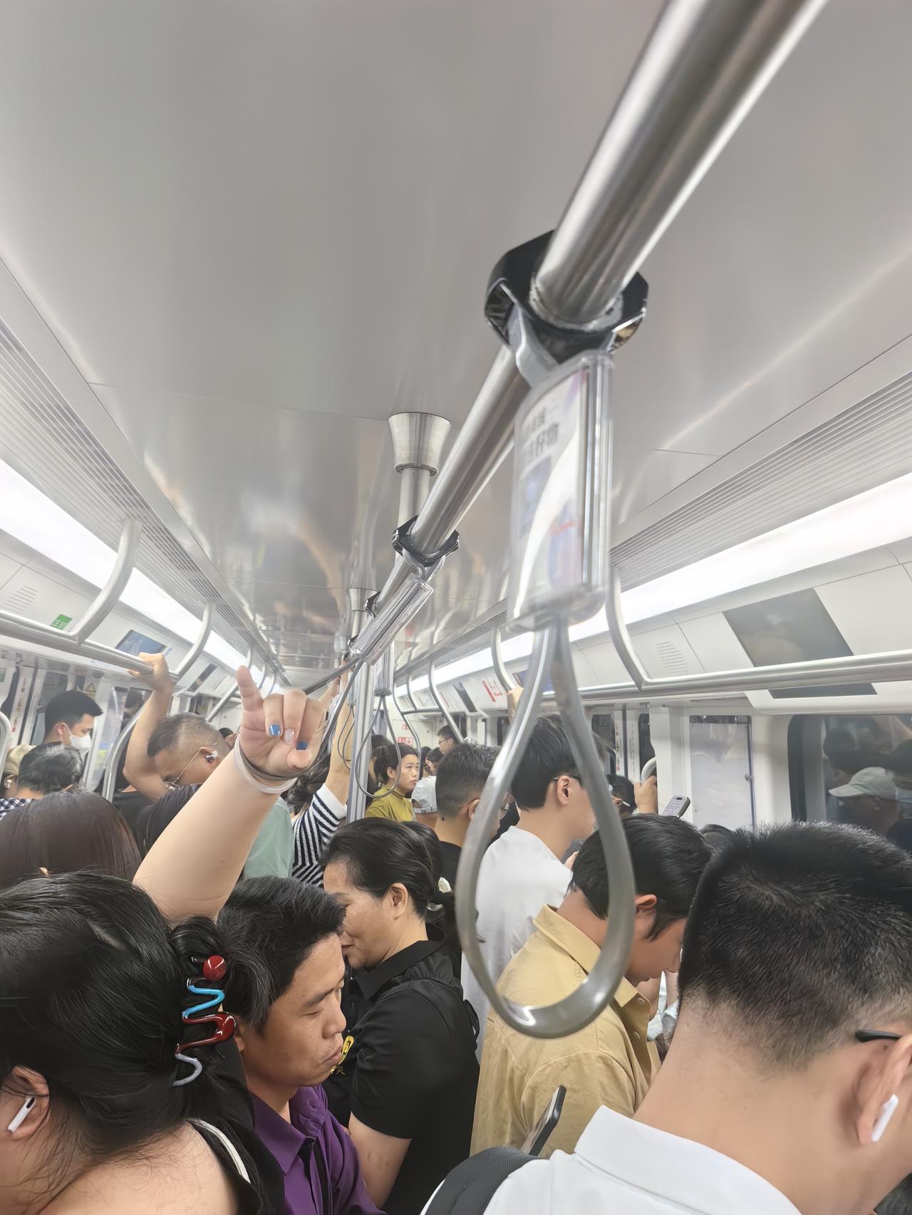打击贷款黑中介，刻不容缓！今天到安联大厦找朋友聊事情，下楼的时候突然遇到一个贷