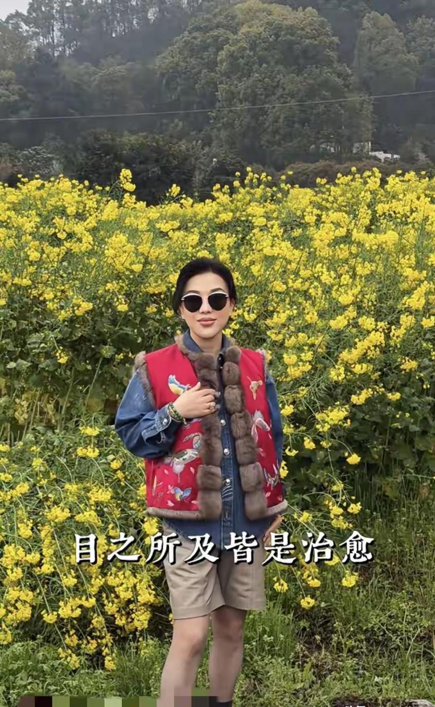 70岁吕良伟和老婆在油菜花海拍合影，生理年龄测出39.9岁！你看他站在黄灿灿的