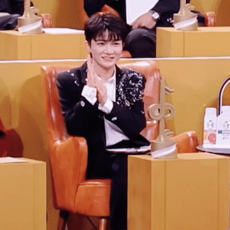 周深做歌手做导师都很权威周深白毛衣登场，本以为是个温柔同学，没想到是超严格的导