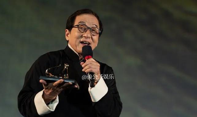 成龙在第78届洛迦诺电影节上荣获终身成就奖，他在获奖感言中回忆起17岁时父亲问他