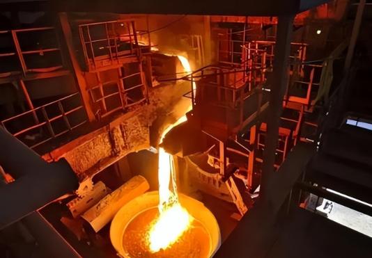 2022年，一名25岁的瑞士电工失足掉进了一个720°C的熔炉，熔化的金属瞬间没