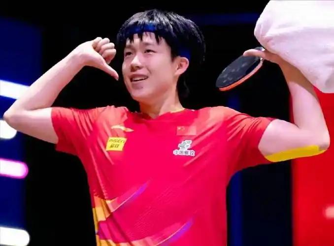 太强了！6连胜，王楚钦剑指冠军，4-2淘汰法国“眼镜侠”菲利克斯-勒布伦，强势晋