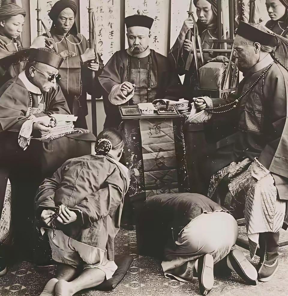 清朝官员腐败且无能，对外奴颜婢膝，对内则对百姓凶残至极。瞧这张真实的晚清照片，他