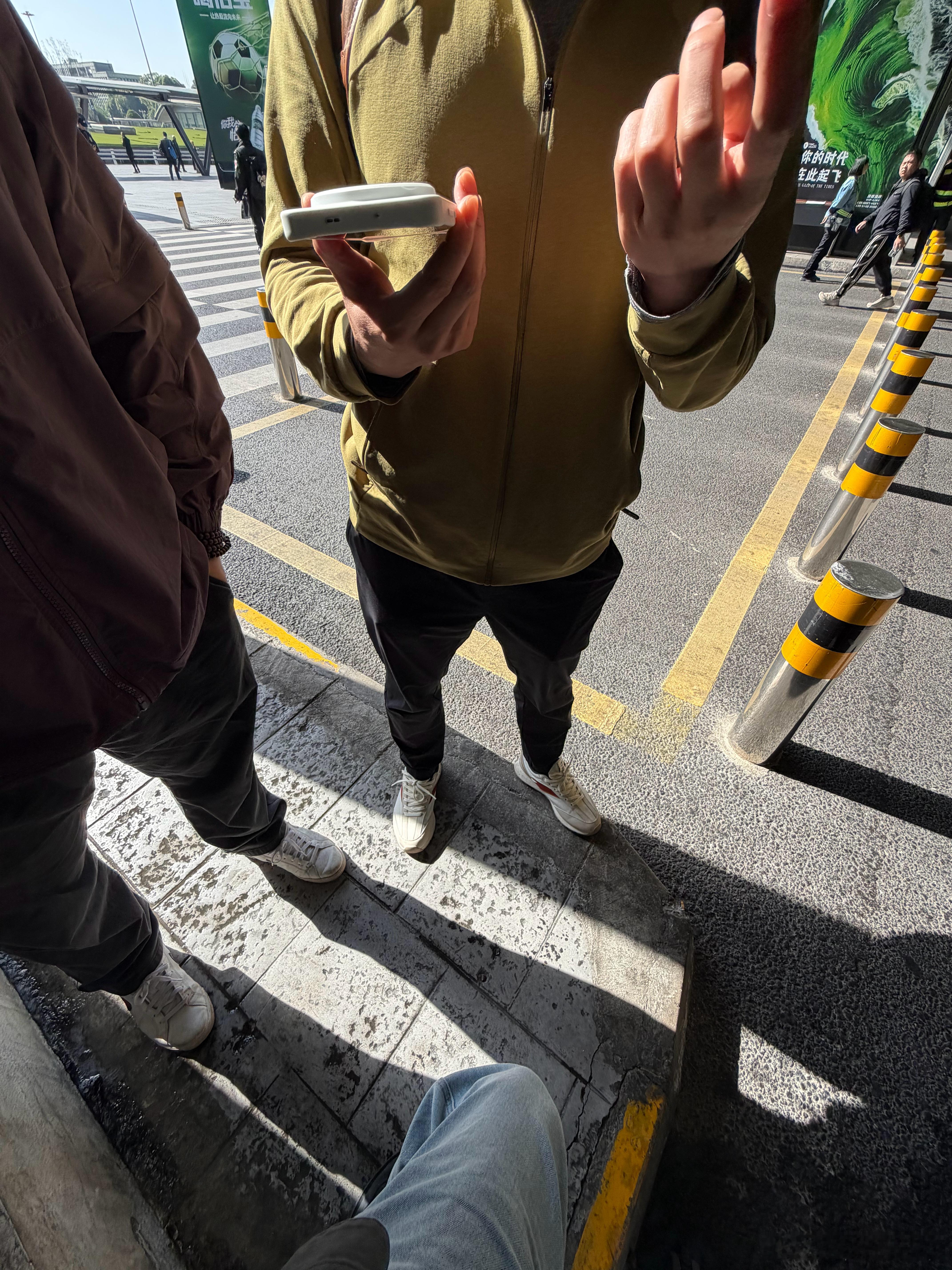 正拿着OPPOFindX9Ultra拍东西没想到被路人看出来了，眼睛真