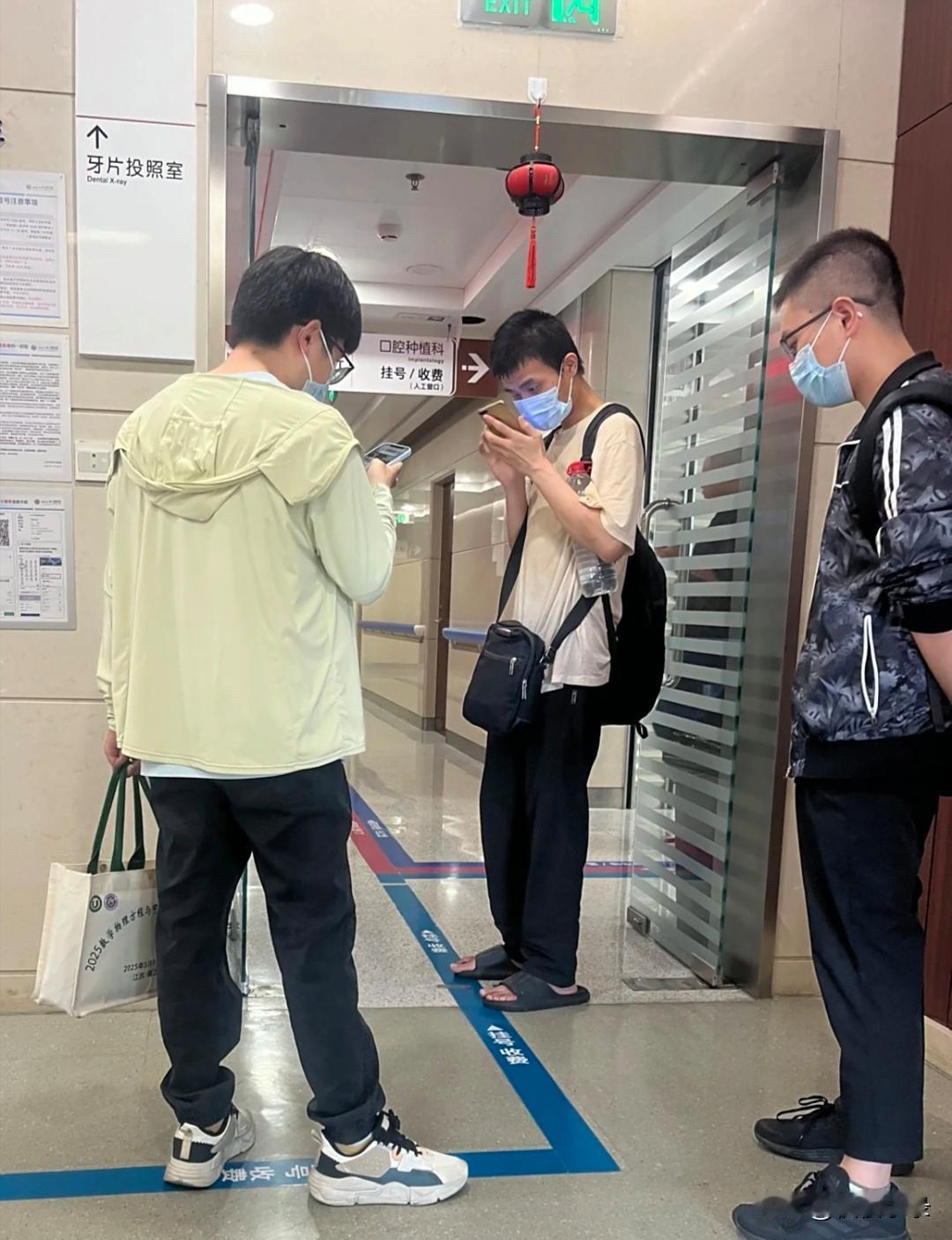 北大韦神低调现身医院去看牙科，穿衣打扮不修边幅，直接穿着拖鞋就来了，非常接地气！