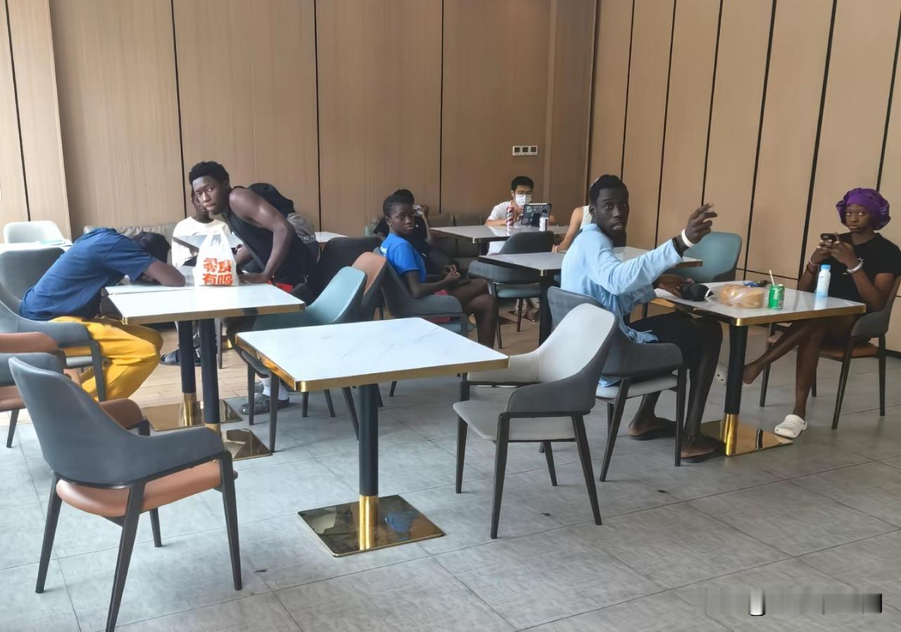 今天我去咖啡店买咖啡，结果一进店我惊呆了，这么多外国友人[哭哭]，我一度以为