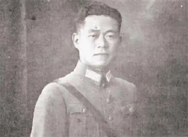 邱清泉战死后，妻子携5子逃往台湾，次子突然转身：“我不走，我要留下继续读书”。