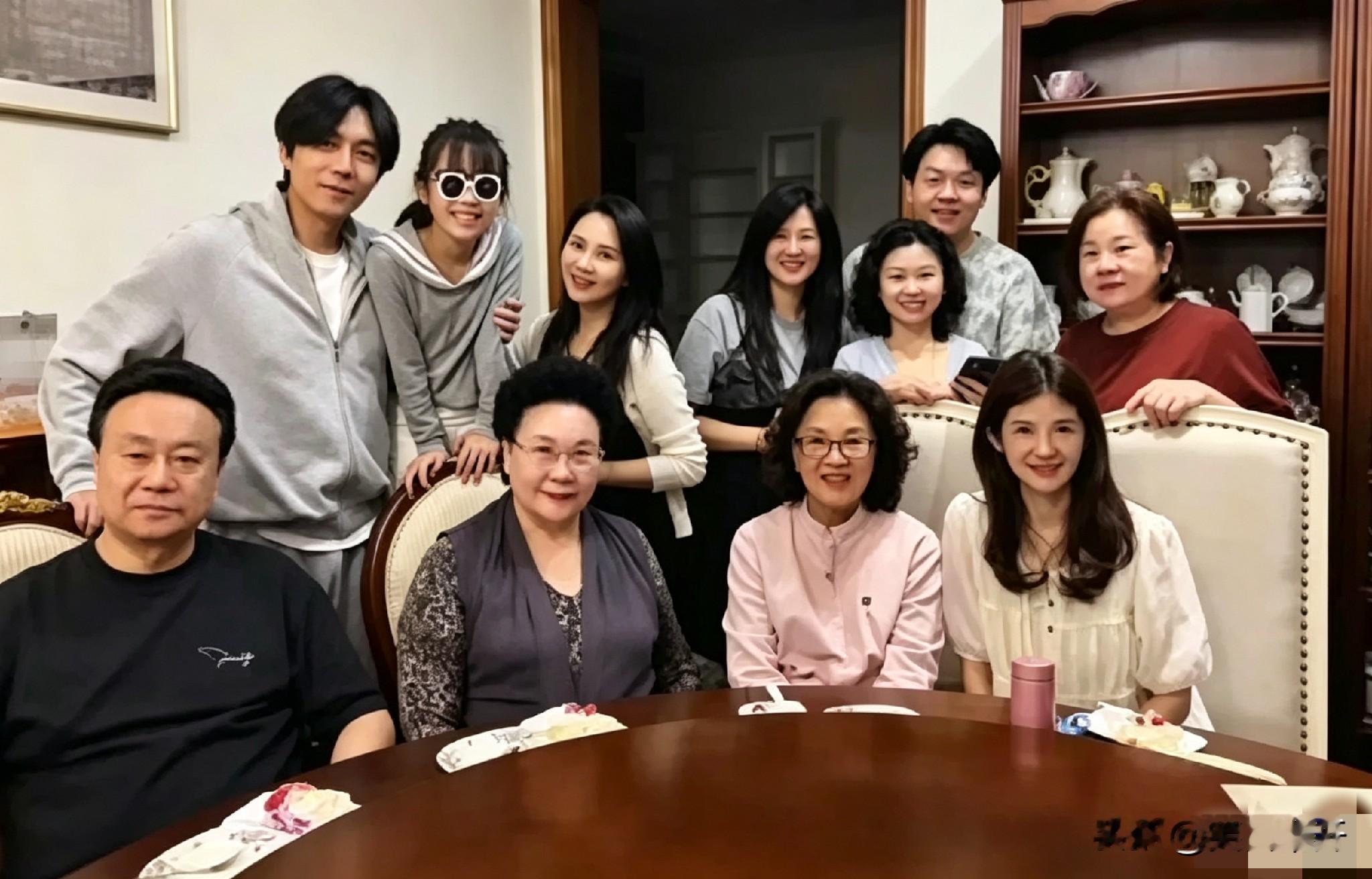 伊能静晒了张全家福，她和秦昊带着孩子，两边老人也在，亲戚朋友围了一圈，看着挺热闹。秦昊站边上，笑得挺